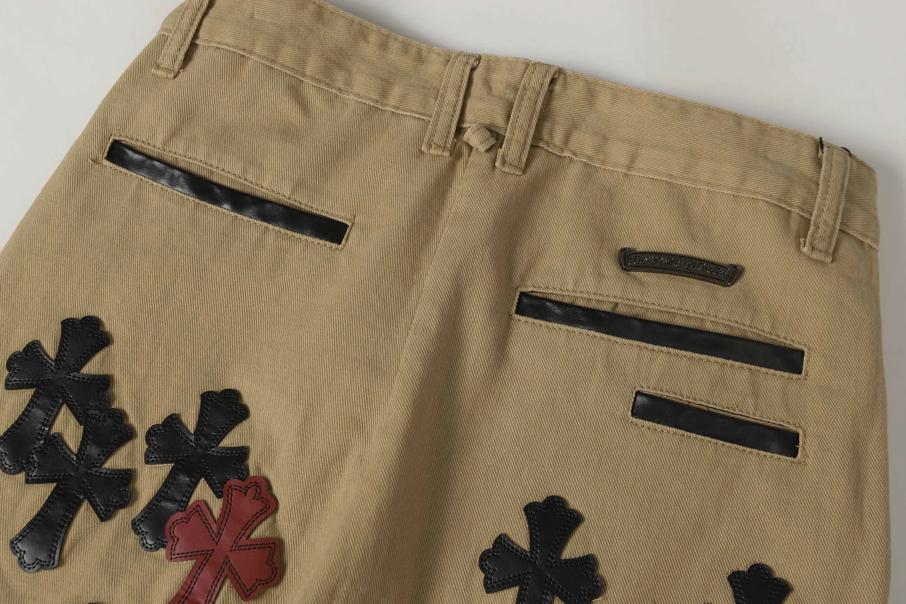 P280 -Chrome Hearts/Chrome Hearts 25ss classic colored leather cross washed color fabric unisex denim trousers -Vibe style straight stacked god-level version -Carbon fine bias denim color fabric -Old vintage complete set of hardware - Chrome Hearts high version uses high-ounce custom fabrics, fermentation washing and soft color fixation, soft and thick to wear. The details are all made by hand-polished craftsmanship. All-over jacquard fabrics. Unique design style. Create a full retro feel through multiple processes Niche unique non-contrasting shirt Customized distressed spray-painted buttons Craftsmanship in every detail Color: Picture color Code number: 28-36